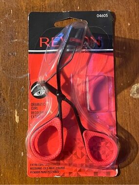 Revlon Eyelash Curler with Red Grip 04605